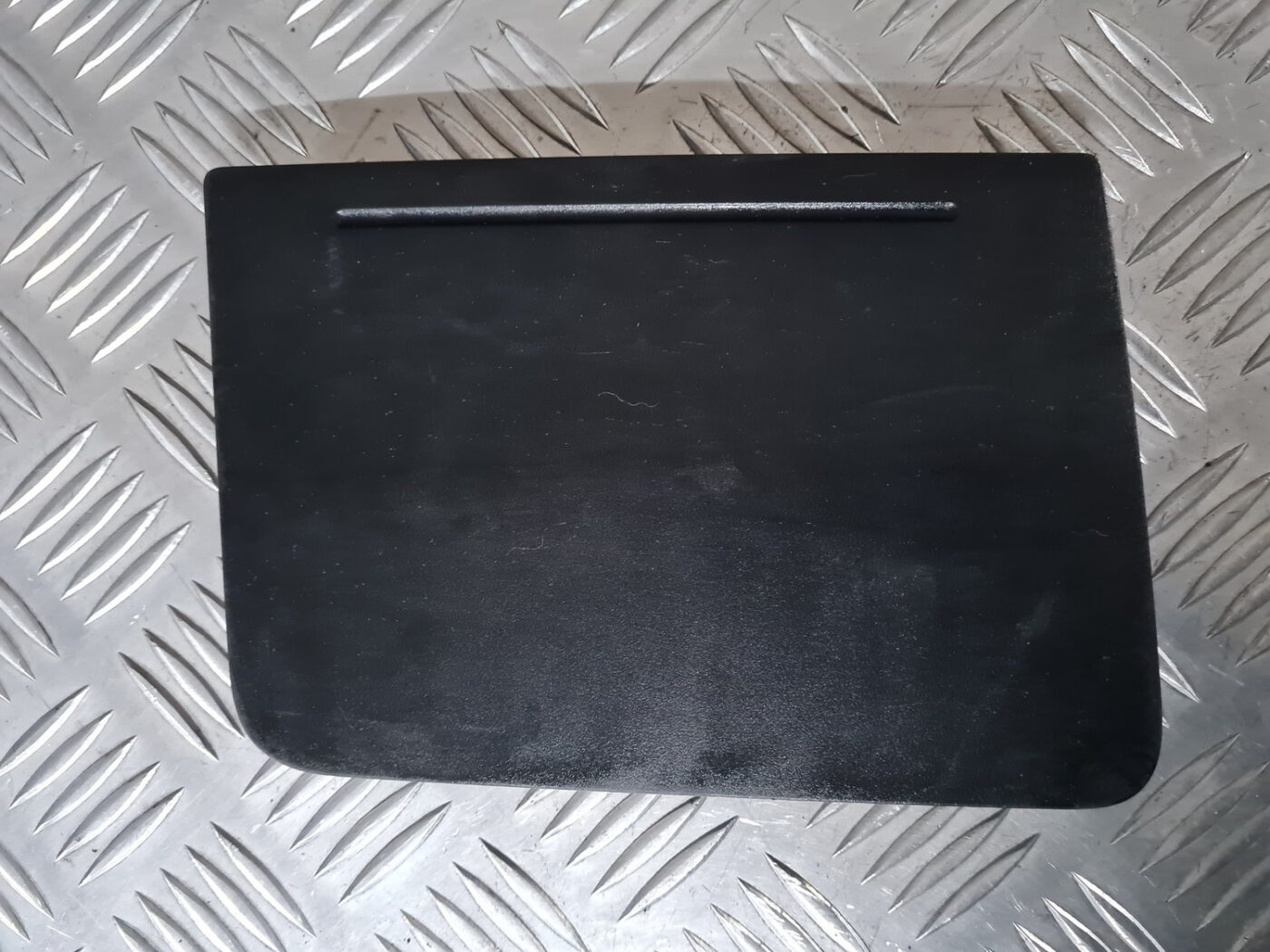 Mantu glabāšanas nodalījuma vāks priekš VW GOLF 6 2011 2 Mantu glabāšanas nodalījuma vāks priekš VW GOLF 6 2011