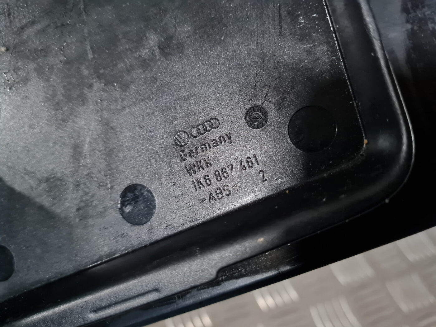 Mantu glabāšanas nodalījuma vāks priekš VW GOLF 6 2011 3 Mantu glabāšanas nodalījuma vāks priekš VW GOLF 6 2011