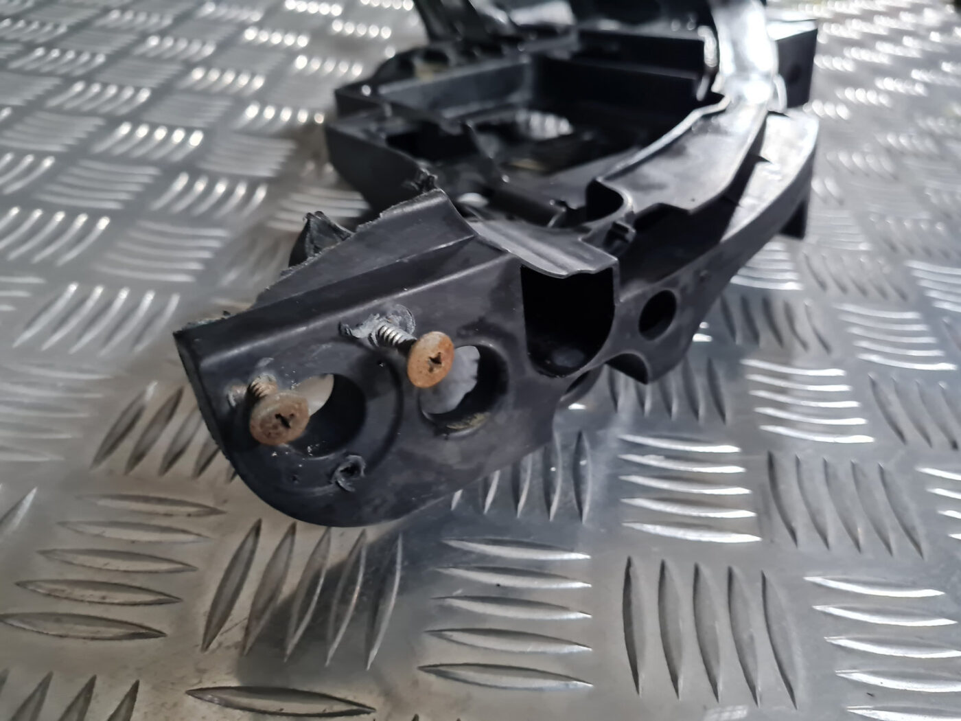 Priekšēja luktura kronšteins priekš VW GOLF 6 2011