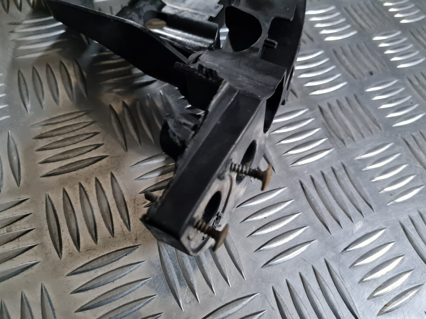 Priekšēja luktura kronšteins priekš VW GOLF 6 2011