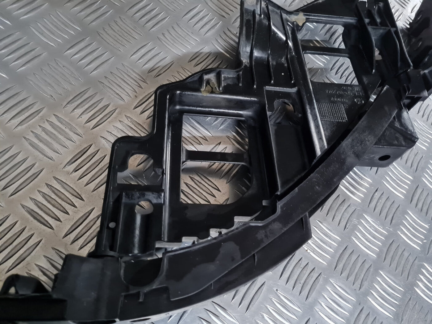 Priekšēja luktura kronšteins priekš VW GOLF 6 2011