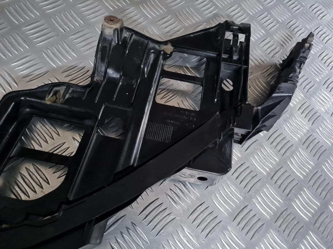 Priekšēja luktura kronšteins priekš VW GOLF 6 2011