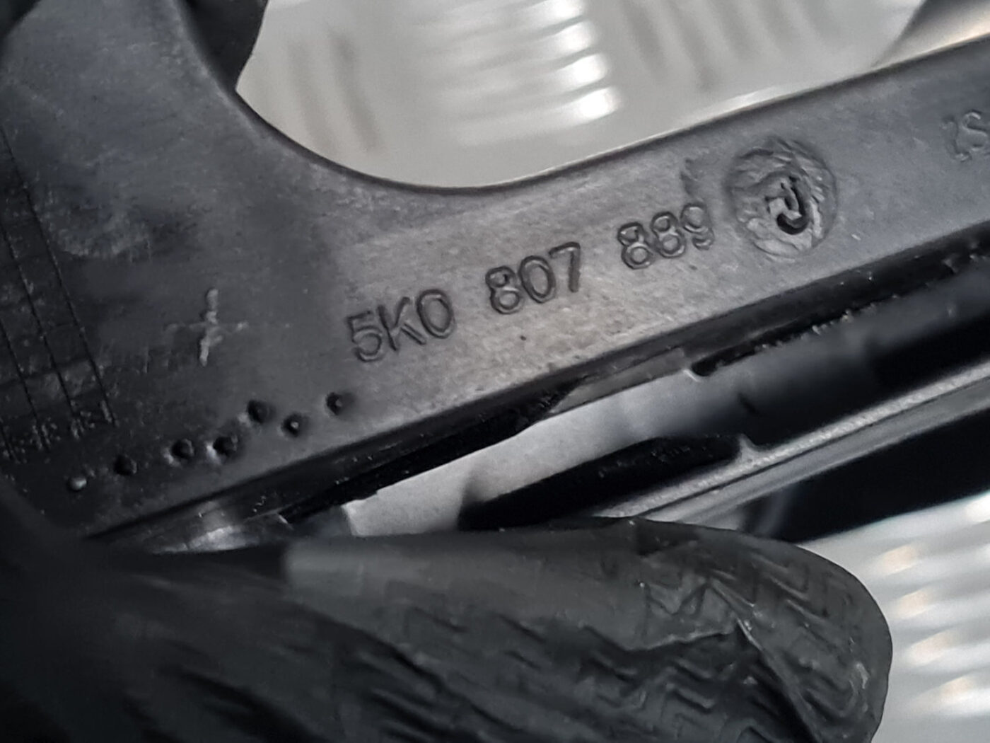 Priekšēja luktura kronšteins priekš VW GOLF 6 2011