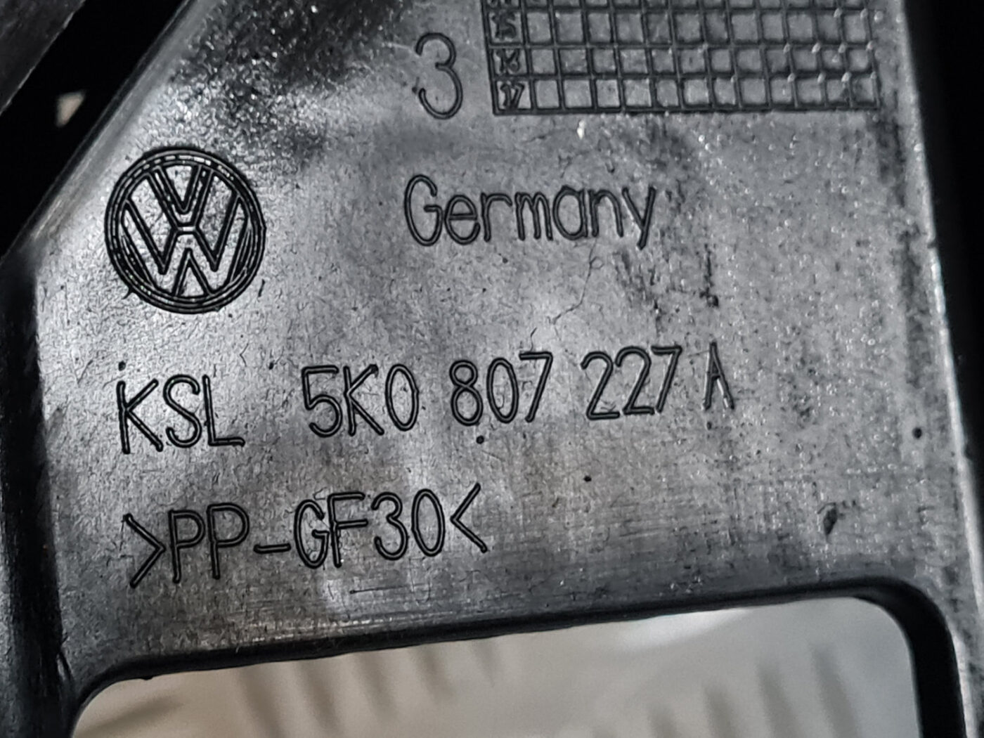 Priekšēja luktura kronšteins priekš VW GOLF 6 2011