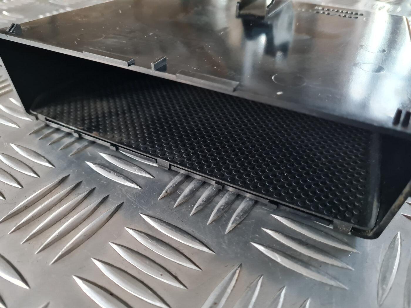 Mantu glabāšanas nodalījums centrā priekš VW GOLF 6 2011 7 Mantu glabāšanas nodalījums centrā priekš VW GOLF 6 2011