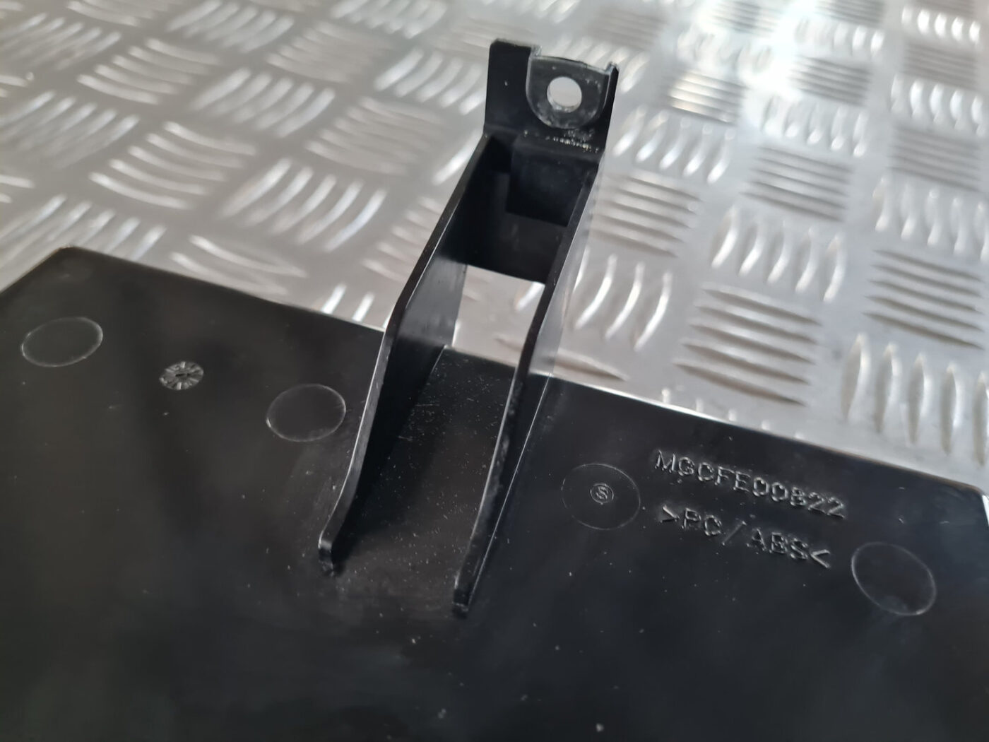 Mantu glabāšanas nodalījums centrā priekš VW GOLF 6 2011 6 Mantu glabāšanas nodalījums centrā priekš VW GOLF 6 2011