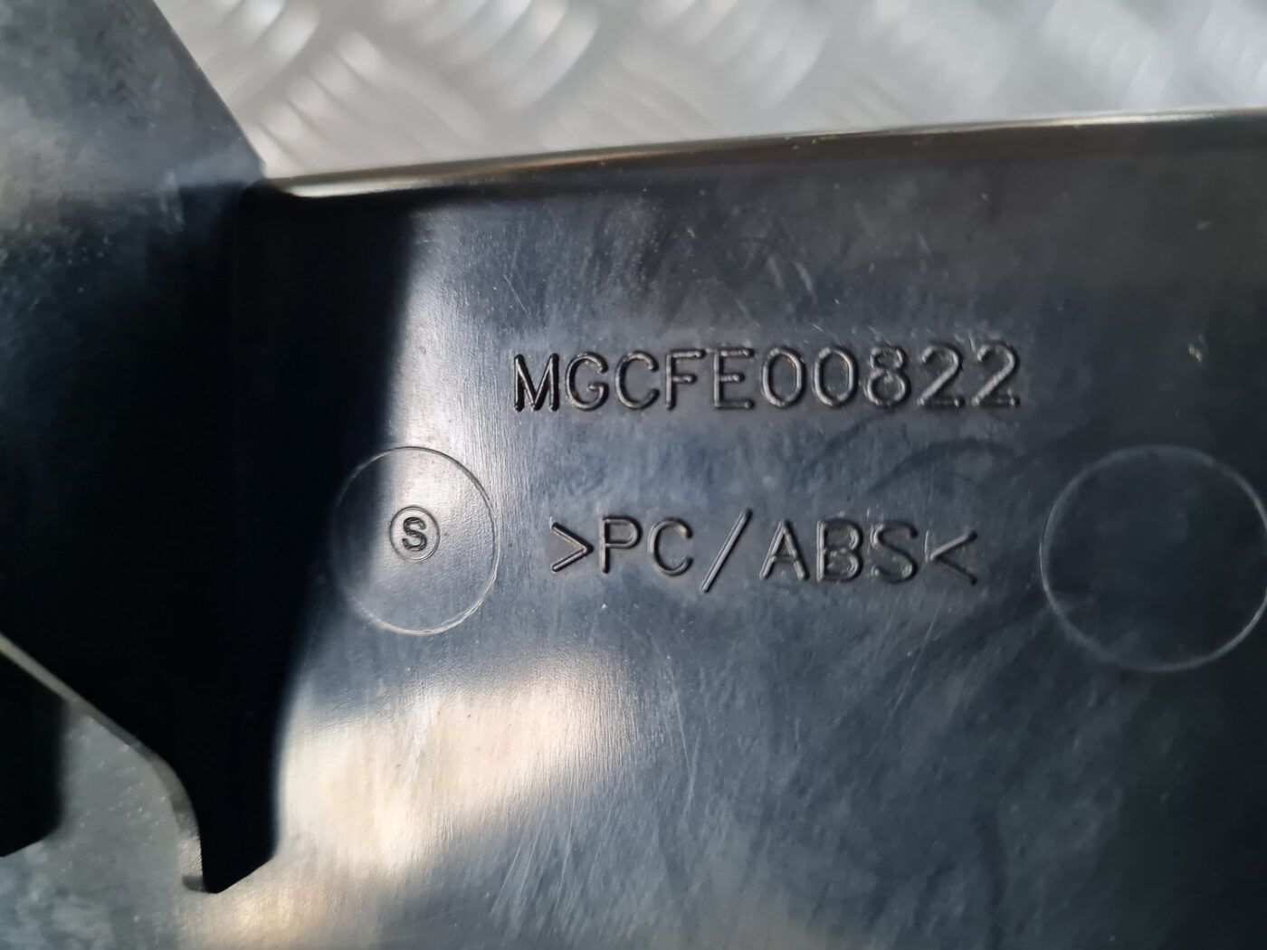 Mantu glabāšanas nodalījums centrā priekš VW GOLF 6 2011 5 Mantu glabāšanas nodalījums centrā priekš VW GOLF 6 2011