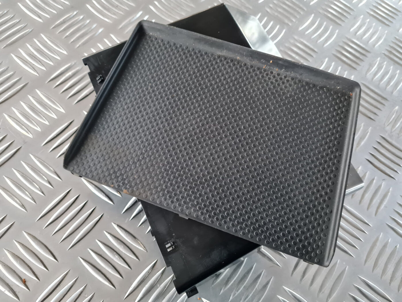 Mantu glabāšanas nodalījums centrā priekš VW GOLF 6 2011 3 Mantu glabāšanas nodalījums centrā priekš VW GOLF 6 2011