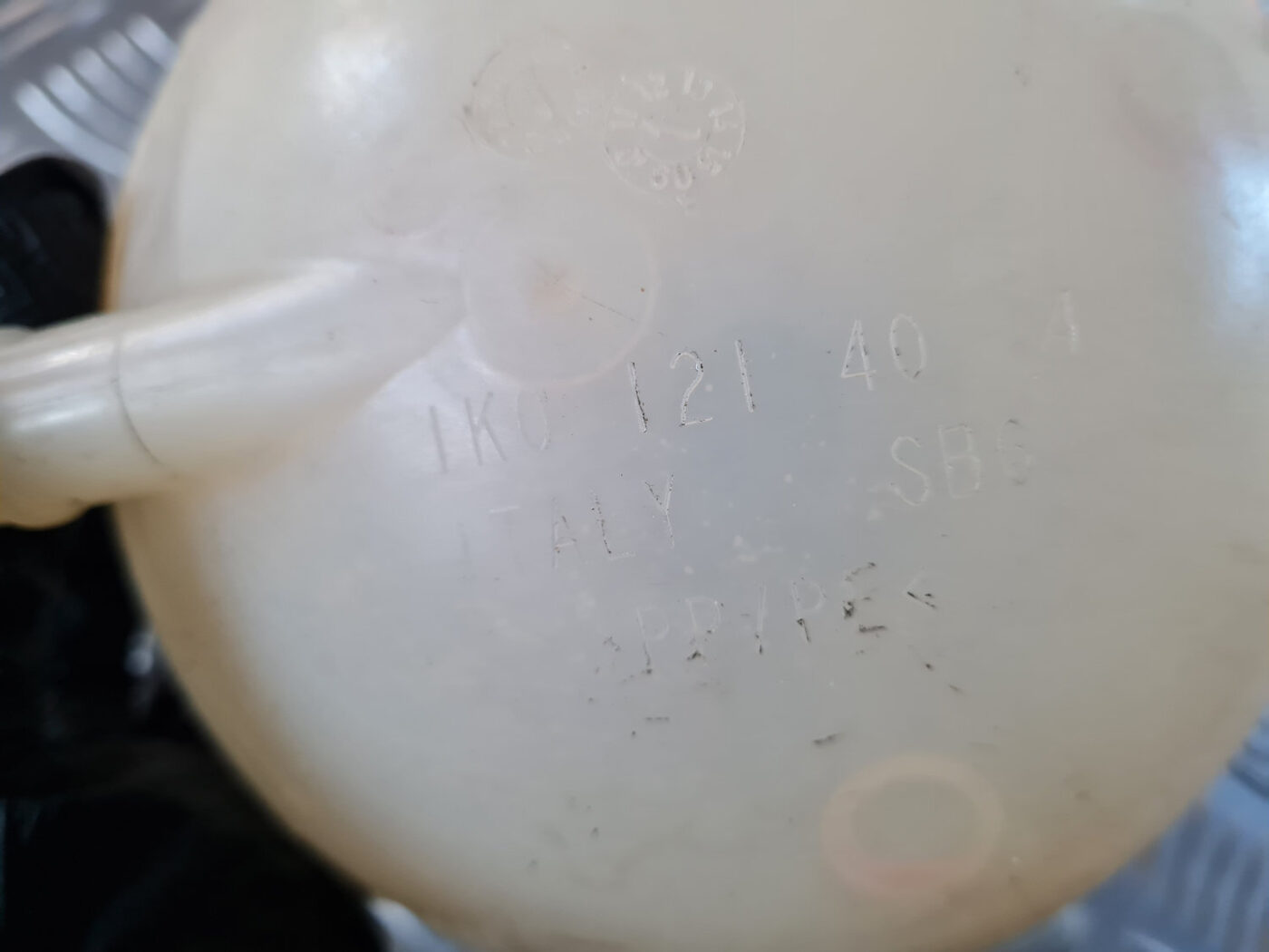 Dzesēšanas šķidruma tvertne priekš VW GOLF 6 2011 3 Dzesēšanas šķidruma tvertne priekš VW GOLF 6 2011