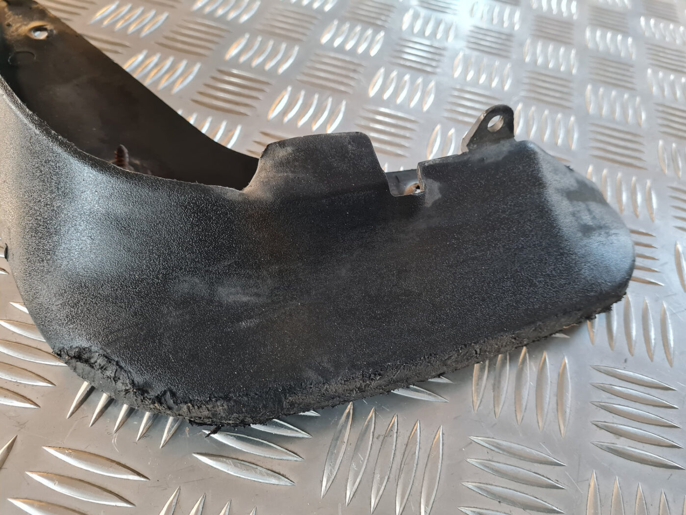 Priekšējais kreisais dubļu aizsargs priekš VW GOLF 6 2011 2 Priekšējais kreisais dubļu aizsargs priekš VW GOLF 6 2011