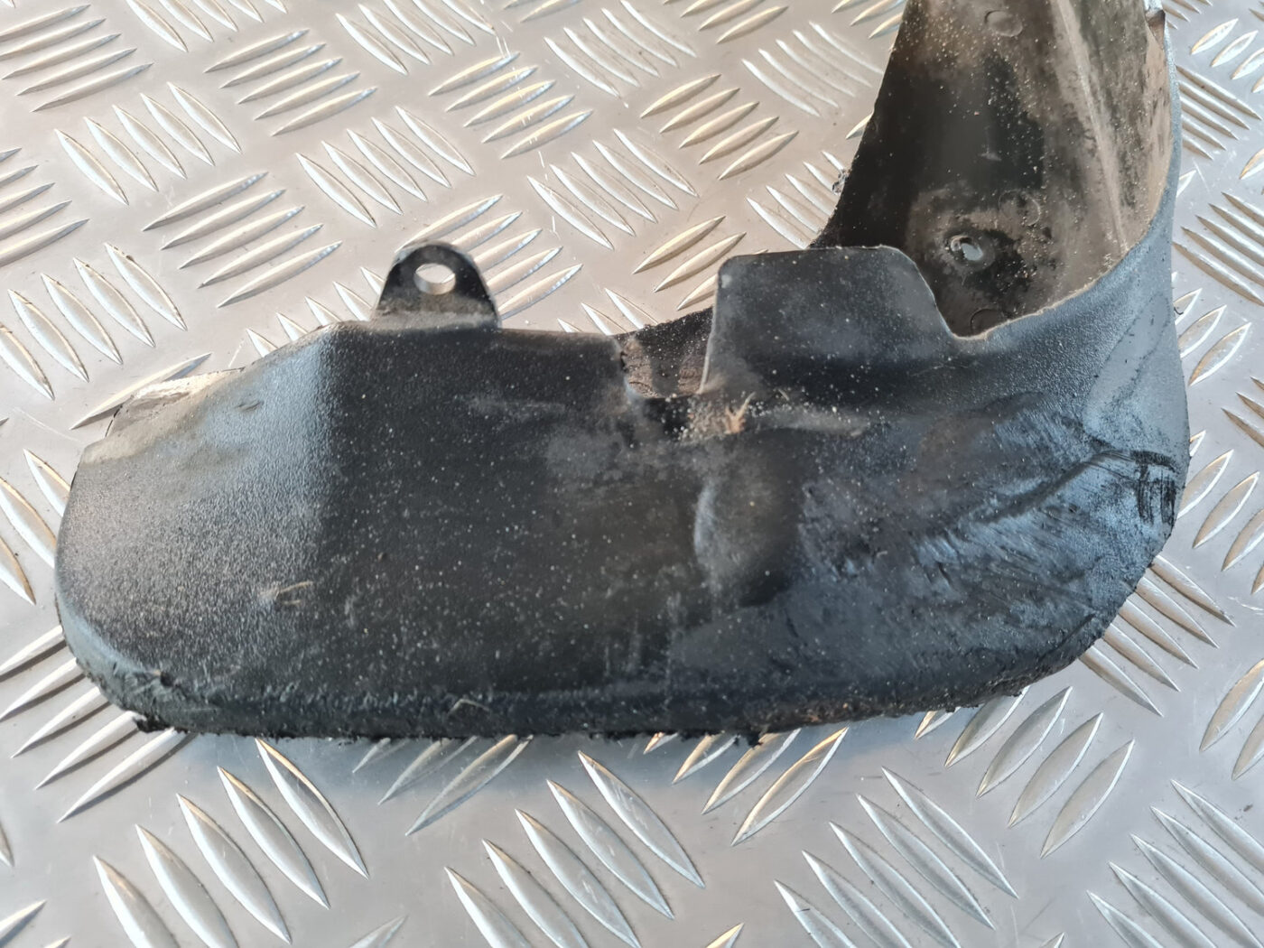 Priekšējais labais dubļu aizsargs priekš VW GOLF 6 2011 2 Priekšējais labais dubļu aizsargs priekš VW GOLF 6 2011