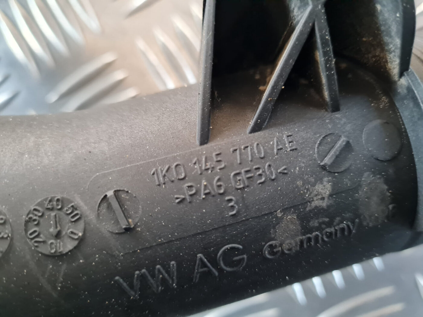 Interkulera caurule priekš VW GOLF 6 2011 4 Interkulera caurule priekš VW GOLF 6 2011