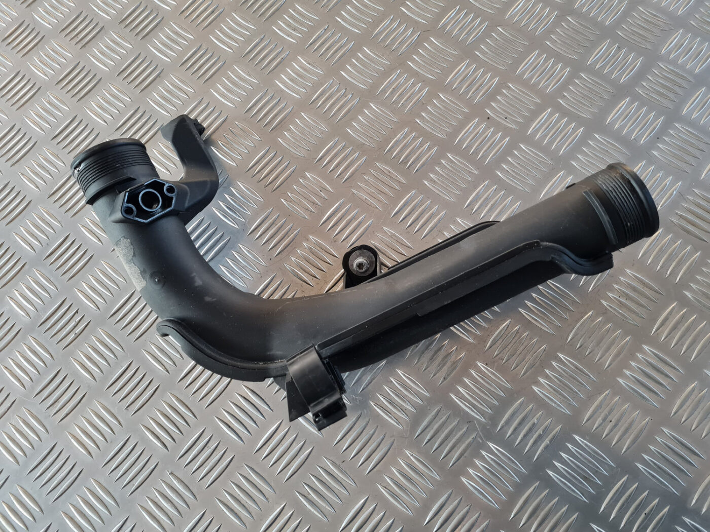 Interkulera caurule priekš VW GOLF 6 2011 3 Interkulera caurule priekš VW GOLF 6 2011