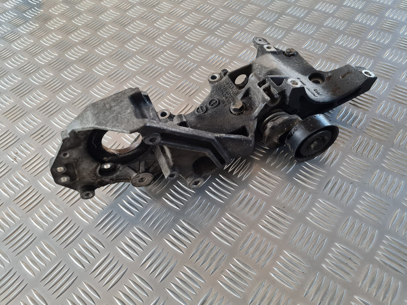 Ģeneratora kronšteins priekš VW GOLF 6 2011 4 Ģeneratora kronšteins priekš VW GOLF 6 2011