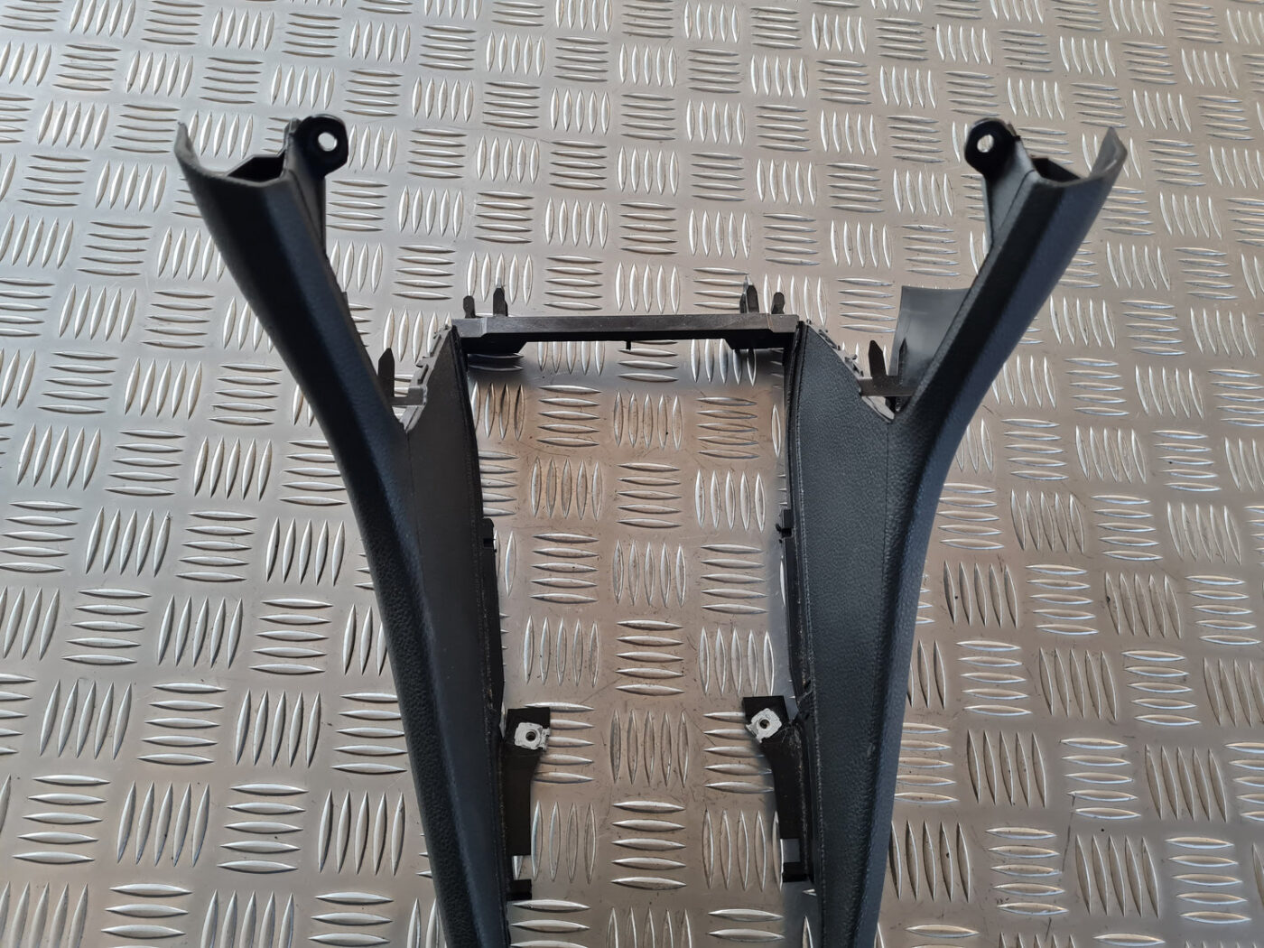 Centrālās konsoles (apdares) sānu panelis priekš VW GOLF 6 2011