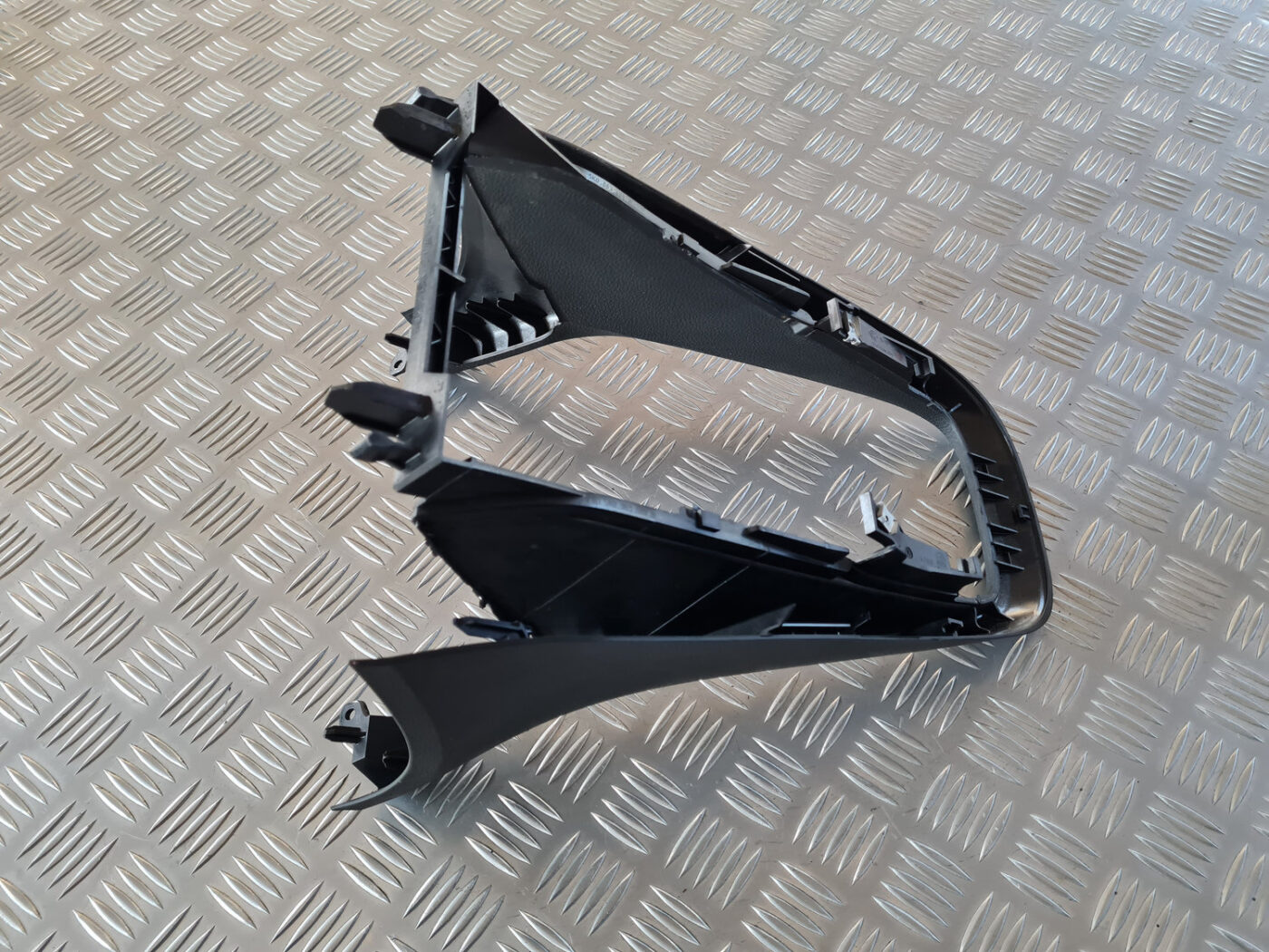 Centrālās konsoles (apdares) sānu panelis priekš VW GOLF 6 2011