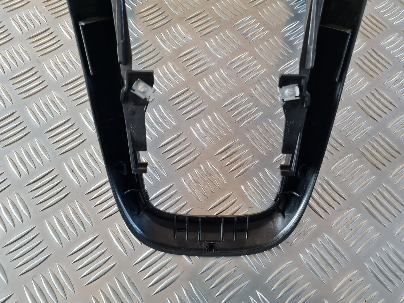 Centrālās konsoles (apdares) sānu panelis priekš VW GOLF 6 2011