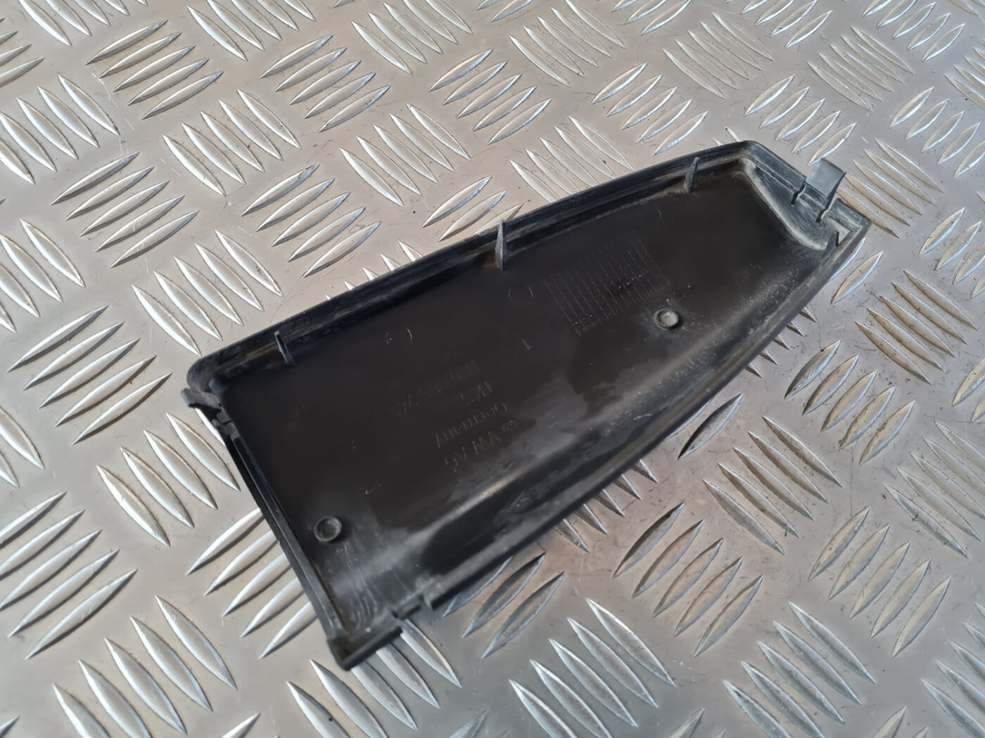 Ieplūdes gaisa deflektors/Difuzors priekš VW GOLF 6 2011 2 Ieplūdes gaisa deflektors/Difuzors priekš VW GOLF 6 2011